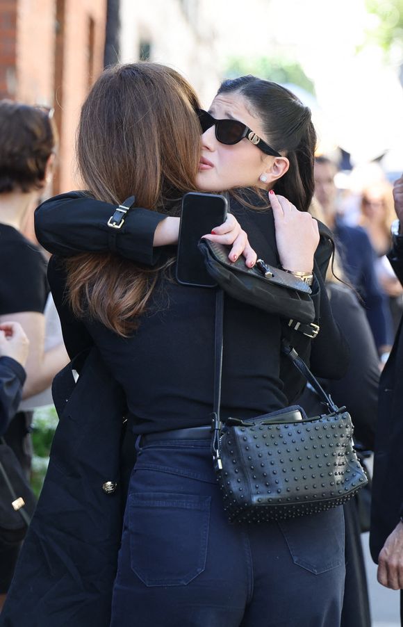 Cylia Chasman, fille de la défunte, Doria Tillier - Arrivées aux obsèques de Nadia Farès en l'église Saint-Jean-de-Montmartre à Paris, le 24 avril 2026. N.Farès est décédée le 17 avril 2026 quelques jours après un "incident cardiaque" survenu le 12 avril 2026 dans la piscine du complexe sportif, Blanche (9ème).