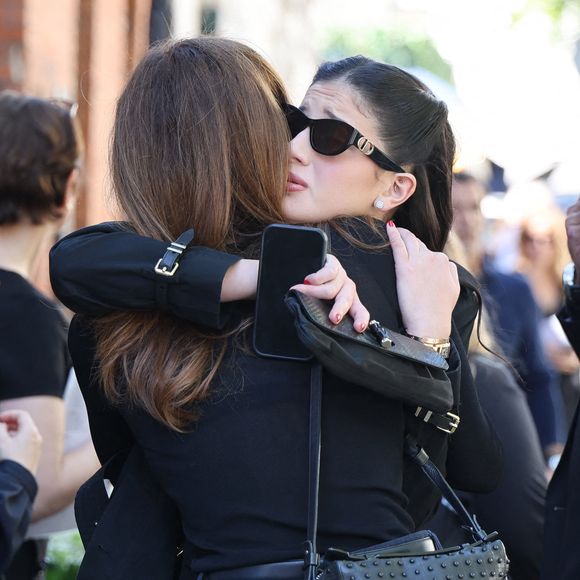 Cylia Chasman, fille de la défunte, Doria Tillier - Arrivées aux obsèques de Nadia Farès en l'église Saint-Jean-de-Montmartre à Paris, le 24 avril 2026. N.Farès est décédée le 17 avril 2026 quelques jours après un "incident cardiaque" survenu le 12 avril 2026 dans la piscine du complexe sportif, Blanche (9ème).