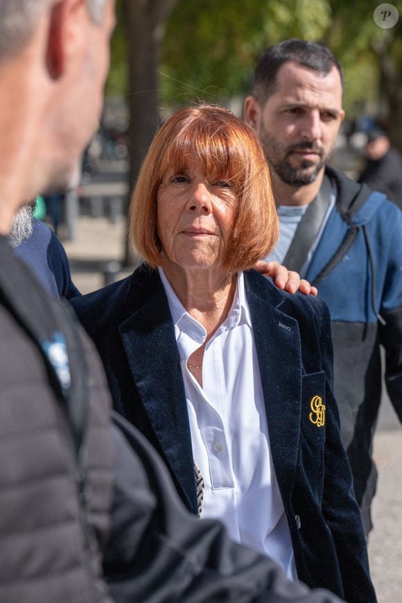 Gisèle Pelicot quitte la cour d'appel à l'heure du déjeuner lors du troisième jour du procès en appel de l'un des co-accusés dans l'affaire dite du viol de Mazan à Nîmes, France, le 8 octobre 2025. Photo par Laurent Coust/ABACAPRESS.COM