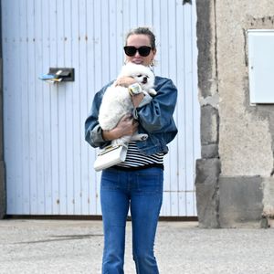 Exclusif -  Laeticia Hallyday - Laeticia Hallyday sort d'un déjeuner en famille à Marseillan le 2 juillet 2024. © Agence / Bestimage