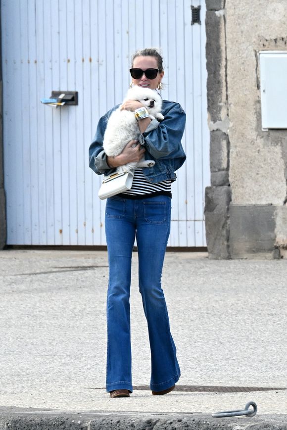 Exclusif -  Laeticia Hallyday - Laeticia Hallyday sort d'un déjeuner en famille à Marseillan le 2 juillet 2024. © Agence / Bestimage