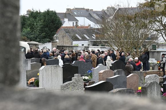 Alors qu'il est déjà enterré, une cérémonie hommage va se dérouler à Paris.

Obsèques de Tcheky Karyo (décédé le 31 octobre 2025 à l'âge de 72 ans) au cimetière de Concarneau dans la plus stricte intimité le 5 novembre 2025. AGENCE / BESTIMAGE