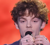 Face aux quatre coachs surpris, l'animateur au destin exceptionnel a ajouté : “Ouais, c'est Lohi qui partira... Dans une comédie musicale ! Bah oui, c'est aussi ça “The Voice”. Ça permet de découvrir les talents !”.

Auditions à l'aveugle du 21 mars 2026 de la saison 15 de The Voice - Capture d'écran de TF1