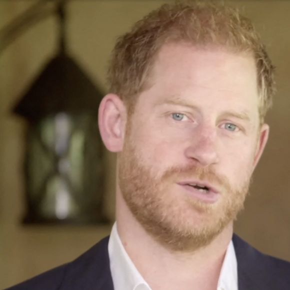 Mais pourquoi avoir tout de même accepté ce deal, alors qu'il aurait pu remporter ce procès et gagné de l'argent ? 

Les membres de la famille royale britannique auto-exilés, le prince Harry et Meghan Markle (duc et duchesse de Sussex), sont apparus ensemble pour la première fois en trois mois dans une nouvelle vidéo. Cancilleria Columbia ©JLPPA / Bestimage