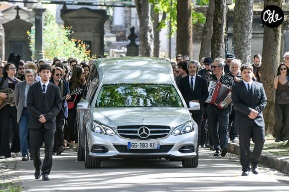 Au premier rang, son fils Raoul a accompagné sa mère pour son dernier voyage avec beaucoup de dignité.

Arrivées des obsèques de Catherine Ringer, la chanteuse des Rita Mitsouko, au cimetière de Montmartre, dans le 18ème arrondissement de Paris, France, le 19 septembre 2026. © Bestimage | 00770597
