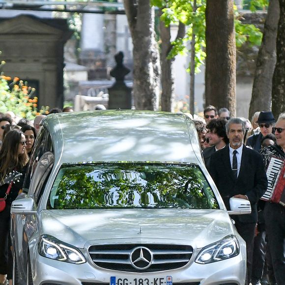 Au premier rang, son fils Raoul a accompagné sa mère pour son dernier voyage avec beaucoup de dignité.

Arrivées des obsèques de Catherine Ringer, la chanteuse des Rita Mitsouko, au cimetière de Montmartre, dans le 18ème arrondissement de Paris, France, le 19 septembre 2026. © Bestimage | 00770597