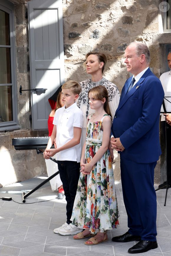 No Tabloïds - Le prince Albert II de Monaco, la princesse Charlène de Monaco, le prince Jacques de Monaco, marquis des Baux, et la princesse Gabriella de Monaco, comtesse de Carladès, ont été accueillis à Mur-de-Barrez en aveyron par M. Pierre Ignace, le maire de la commune et membre de la délégation officielle française lors de la récente visite d’État à Monaco. Une nouvelle médiathèque, créée par la Communauté de communes Aubrac-Carladez-Viadène, a été officiellement baptisée Médiathèque Princesse Gabriella, le 9 juillet 2025. © JC Vinaj/Pool/Bestimage