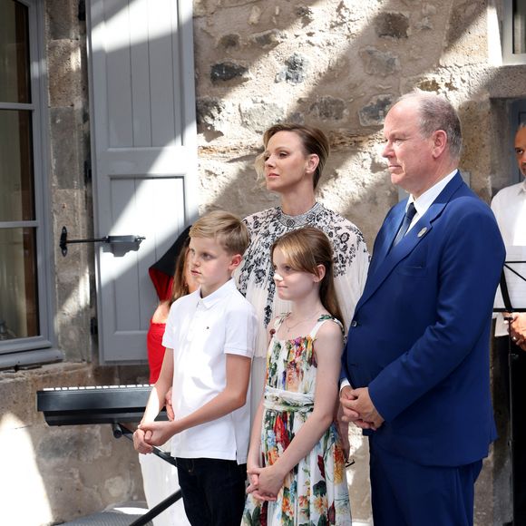 No Tabloïds - Le prince Albert II de Monaco, la princesse Charlène de Monaco, le prince Jacques de Monaco, marquis des Baux, et la princesse Gabriella de Monaco, comtesse de Carladès, ont été accueillis à Mur-de-Barrez en aveyron par M. Pierre Ignace, le maire de la commune et membre de la délégation officielle française lors de la récente visite d’État à Monaco. Une nouvelle médiathèque, créée par la Communauté de communes Aubrac-Carladez-Viadène, a été officiellement baptisée Médiathèque Princesse Gabriella, le 9 juillet 2025. © JC Vinaj/Pool/Bestimage