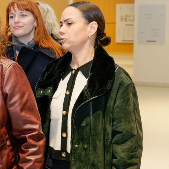 Exclusif - La plaignante Caroline Barel (chimiste blanc) lors de la deuxième suspension d'audience de son procès, pour atteinte sexuelle, pour avoir mordu, à deux reprises, les fesses de sa collaboratrice chez Chérie FM en 2015, Caroline Barel, au tribunal correctionnel de Paris, France, le 9 décembre 2025. 
© Julien Sarkissian/Bestimage