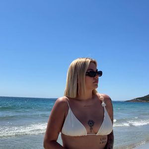 Louane en vacances à Ibiza avec un groupe d'amies et sans son futur mari Florian Rossi. 30 et 31 mai 2025