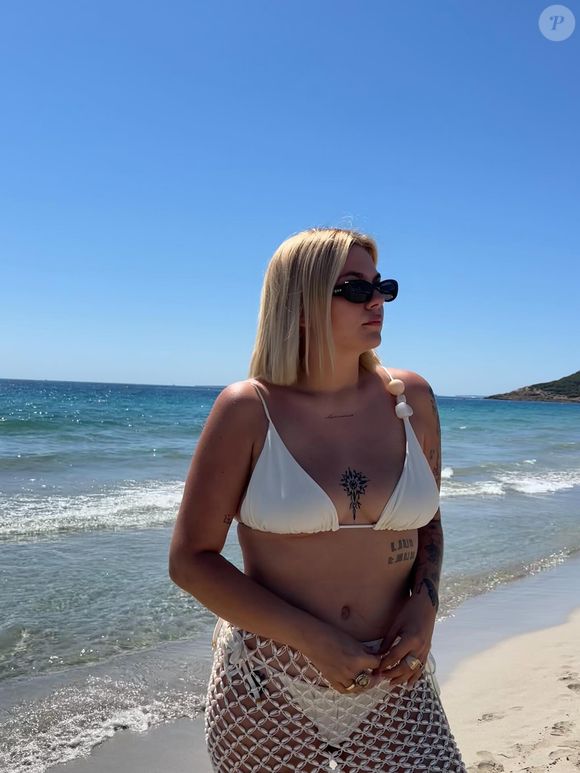 Photo : Louane en vacances à Ibiza avec un groupe d'amies et sans son futur  mari Florian Rossi. 30 et 31 mai 2025 - Purepeople