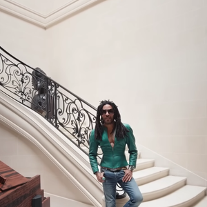 Le célèbre fondateur de Free y profite d'un voisinage d'exception avec le chanteur Lenny Kravitz.

La magnifique maison de Lenny Kravitz à Paris filmée par "Architectural Digest".