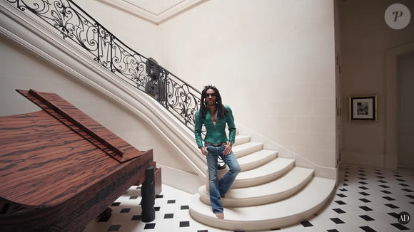 Le célèbre fondateur de Free y profite d'un voisinage d'exception avec le chanteur Lenny Kravitz.

La magnifique maison de Lenny Kravitz à Paris filmée par "Architectural Digest".