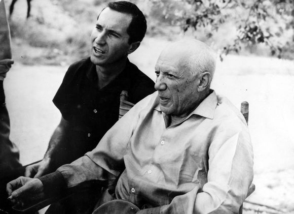 Le 30 septembre 1959 - Madrid, Espagne - Célèbre comme aucun artiste ne l'a jamais été, PABLO PICASSO était un pionnier, un maître et un monstre protéiforme, qui a participé à tous les mouvements artistiques du siècle. Avant son 50e anniversaire, le petit Espagnol de Malaga était devenu le prototype même de l'artiste moderne en tant que personnage public. Le public de Picasso - c'est-à-dire les personnes qui avaient entendu parler de lui et vu ses œuvres, au moins en reproduction - se chiffrait à des dizaines, voire des centaines de millions de personnes. Lui et son œuvre ont fait l'objet d'analyses, de ragots, d'aversion, d'adoration et de rumeurs incessantes. EN IMAGES : PABLO PICASSO (à droite) et le torero espagnol LUIS MIGUEL DOMINGUIN.   (Crédit image : ? Keystone Press Agency/ZUMA Press Wire)