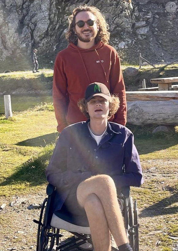 Nos confrères de Point de Vue ont révélé qu'"Il y a deux mois, toute la famille a pu immortaliser l'un des derniers grands instants de bonheur du prince Frederik, prenant la pose en costume et cravate au mariage civil de sa sœur Charlotte avec Mansour Shakarchi, à Gstaad". Un doux souvenir. 

Frederik de Nassau en famille sur Instagram @polgfoundation