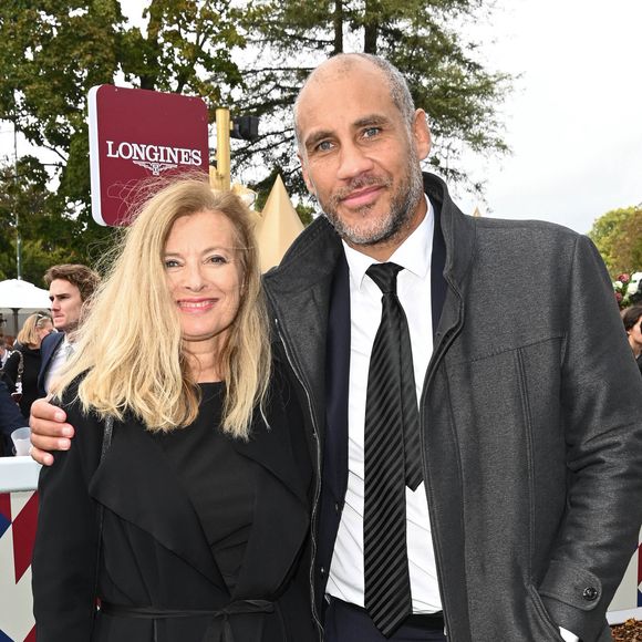 Valérie Trierweiler a ensuite été en couple avec l’ancien rugbyman Romain Magellan

Valérie Trierweiler et son compagnon Romain Magellan - Qatar Prix de l'Arc de Triomphe à l'hippodrome Paris Longchamp le 2 octobre 2022. © Coadic Guirec/Bestimage/Bestimage