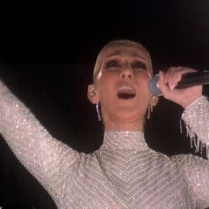 En parallèle, la musicienne s'est lancée dans un autre projet artistique

Celine Dion chante depuis le premier étage de la Tour Eiffel, L’hymne à l’amour, d’Édith Piaf - Cérémonie d'ouverture des Jeux Olympiques (JO) de Paris 2024.
© Capture France TV via Bestimage