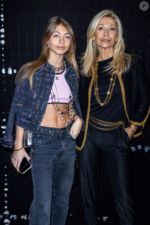 Natty Tardivel et sa fille Stella Belmondo au photocall du défilé femme Chanel Automne/Hiver 2022/2023 lors de la Fashion Week de Paris au Grand Palais Ephémère à Paris, le 8 mars 2022. 

Photo : Olivier Borde / Bestimage