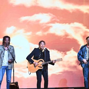 Exclusif - Laurent Voulzy entouré par ses fils Quentin, Julien, Cliff et Nicolas, lors de l'enregistrement de l'émission "Famille je vous aime" présentée par M. Drucker et qui sera diffusée le 13 juin 2025 sur France 3, aux Studios rive gauche à Paris, France, le 14 avril 2025. © Clovis-Gaffiot/Bestimage