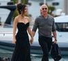 Pour l'occasion, le couple a choisi la ville de Venise
Exclusif - Jeff Bezos et sa fiancée Lauren Sanchez se rendent à la soirée du "Global Gift Gala" lors du 78ème Festival International du Film de Cannes lorsque Brian Grazer, arrive discrètement derrière eux pour subtiliser Lauren à son amoureux. Cannes, le 19 mai 2025.