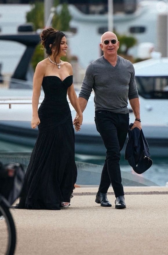 Pour l'occasion, le couple a choisi la ville de Venise 

Exclusif  - Jeff Bezos et sa fiancée Lauren Sanchez se rendent à la soirée du "Global Gift Gala" lors du 78ème Festival International du Film de Cannes lorsque Brian Grazer, arrive discrètement derrière eux pour subtiliser Lauren à son amoureux. Cannes, le 19 mai 2025.