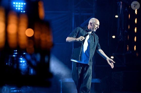 Epuisé, il enchaîne six ou sept Red Bull pour lutter contre le décalage horaire.

Gad Elmaleh - Enregistrement de l'émission "L'humour à la plage" pour la 2eme édition du festival de Juan les Pins à la pinède Gould le 27 juin 2025. © Bruno Bebert / Bestimage