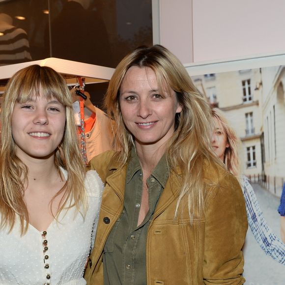 Exclusif - Sarah Lavoine et sa fille Yasmine au vernissage du nouveau design éphémère de la boutique Comptoir Des Cotonniers de Saint-Sulpice à Paris, le 9 avril 2015.

Photo : Rachid Bellak / Bestimage