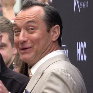 Dans laquelle elle l'interroge à ce sujet

Los Angeles, CA - Jude Law a été honoré d'une étoile sur le Hollywood Walk of Fame lors d'une cérémonie à Hollywood, célébrant sa carrière marquante dans le cinéma et le théâtre.