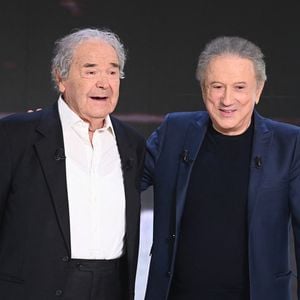 Exclusif - Michel Drucker et Pierre Perret lors de l'enregistrement de l'émission Vivement Dimanche, au studio Rive gauche, à Paris, France, le 22 octobre 2025, présentée par M.Drucker, diffusée sur France 3 le 16 novembre 2025. © Guillaume Gaffiot/Bestimage