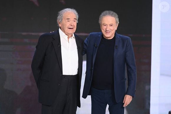Exclusif - Michel Drucker et Pierre Perret lors de l'enregistrement de l'émission Vivement Dimanche, au studio Rive gauche, à Paris, France, le 22 octobre 2025, présentée par M.Drucker, diffusée sur France 3 le 16 novembre 2025. © Guillaume Gaffiot/Bestimage