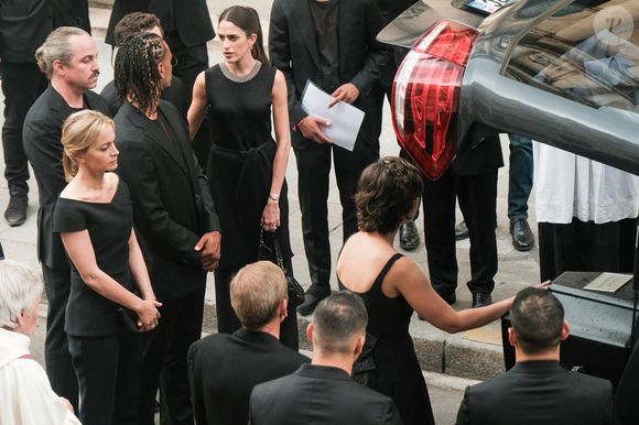 "Tu es né un 6 janvier, le jour de la fête des rois, et tu as dit fuck le jour de la révolution", a lancé Audrey Crespo-Mara, émue et malicieuse.

Audrey Crespo-Mara, son fils Sekou, Gaston Ardisson, sa compagne et Ninon Ardisson - Sorties des obsèques de Thierry Ardisson en l’église Saint-Roch de Paris, France, le 17 juillet 2025. © Bestimage
