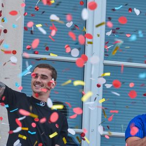 Le footballeur français Antoine Griezmann et son père Alain saluent les fans dans sa ville natale de Macon, dans l'est de la France, le 20 juillet 2018 après la victoire de la France lors de la finale de la Coupe du monde de football Russie 2018.  Photo Julien Reynaud/APS-Medias/ABACAPRESS.COM