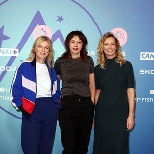 Karin Viard, Valérie Bonneton, Alexandra Lamy au photocall des arrivées de la cérémonie de clôture du 27ème Festival International du Film de Comédie de l'Alpe d'Huez, France, le 20 janvier 2024. © Dominique Jacovides/Bestimage