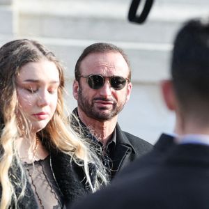 Milla Savarese, la fille de la défunte, le veuf Michel Ferracci à la sortie des obsèques d'Emilie Dequenne au cimetière Père Lachaise à Paris, France, le 26 mars 2025. © Cyril Moreau/Bestimage