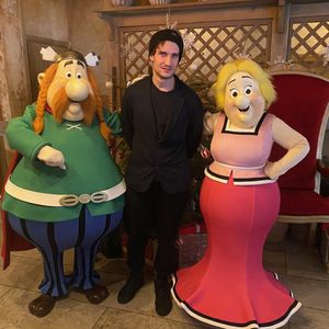 Louis Garrel - Les célébrités assistent à l'inauguration de la saison de Noël 2024 du Parc Astérix le 7 décembre 2024. La saison de Noël au Parc Astérix s’ouvrira le 21 décembre prochain et pour inaugurer ces festivités hivernales, le Parc a accueilli ce week-end de nombreuses personnalités pour célébrer en avant-première ce bel événement. Comme le veut la tradition, le Parc Astérix arbore ses plus belles couleurs d’hiver pour offrir aux petits comme aux grands une expérience magique et immersive. Les invités, parmi lesquels Camille Combal, Camille Cottin et Camille Chamoux, Philippe Lacheau et Élodie Fontan, Julien Arruti, Arnaud Ducret, Louis Garrel, Marilou Berry, Nagui et Mélanie Page, le chef Jean François Piège, Laura Smet ou encore Faustine Bollaert ont pu découvrir l’hôtel Les Quais de Lutèce élu meilleur hôtel du monde de parc à thème, « Les Jardin Merveilleux du Père Noël », ainsi que la nouveauté « La Glissade d’Obélix ». © Parc Astérix via Bestimage