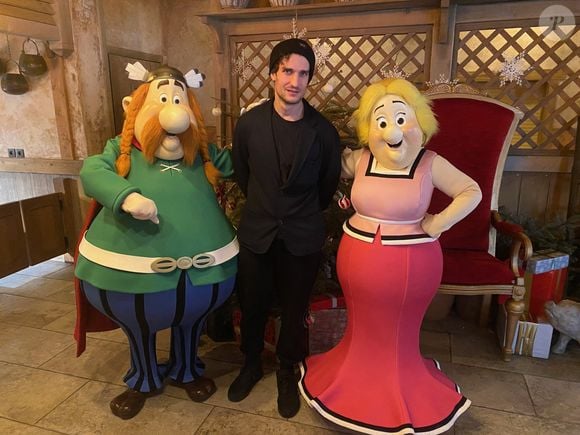 Louis Garrel - Les célébrités assistent à l'inauguration de la saison de Noël 2024 du Parc Astérix le 7 décembre 2024. La saison de Noël au Parc Astérix s’ouvrira le 21 décembre prochain et pour inaugurer ces festivités hivernales, le Parc a accueilli ce week-end de nombreuses personnalités pour célébrer en avant-première ce bel événement. Comme le veut la tradition, le Parc Astérix arbore ses plus belles couleurs d’hiver pour offrir aux petits comme aux grands une expérience magique et immersive. Les invités, parmi lesquels Camille Combal, Camille Cottin et Camille Chamoux, Philippe Lacheau et Élodie Fontan, Julien Arruti, Arnaud Ducret, Louis Garrel, Marilou Berry, Nagui et Mélanie Page, le chef Jean François Piège, Laura Smet ou encore Faustine Bollaert ont pu découvrir l’hôtel Les Quais de Lutèce élu meilleur hôtel du monde de parc à thème, « Les Jardin Merveilleux du Père Noël », ainsi que la nouveauté « La Glissade d’Obélix ». © Parc Astérix via Bestimage