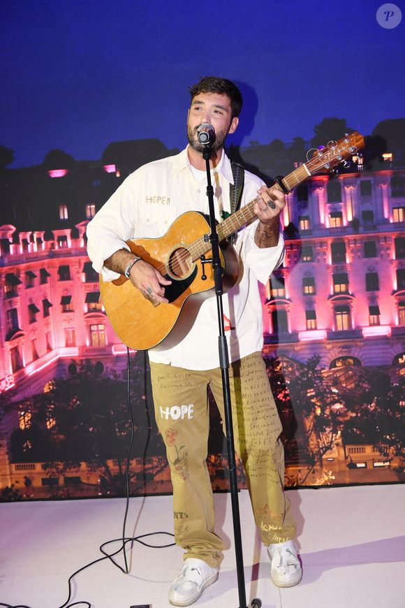 Jérémy Frérot n'en a pas pour autant fini avec la restauration puisqu'il détient toujours Gamin des sables, établissement situé à Arcachon

Jérémy Frérot - Photocall du 5ème gala de charité de l'association "Les Bonnes Fées" à l'occasion de la campagne mondiale "Octobre Rose" à l'hôtel Peninsula, Paris le 3 octobre 2024.  © Rachid Bellak/Bestimage
