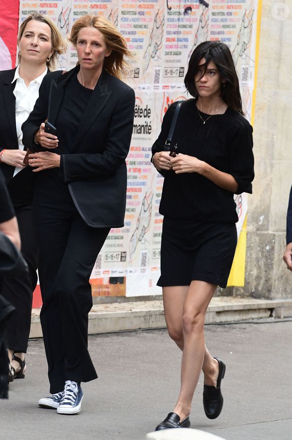 Sandrine Kiberlain et sa fille Suzanne Lindon - Arrivées des célébrités aux obsèques de Jane Birkin en l'église Saint-Roch à Paris. Le 24 juillet 2023 © Jacovides-KD Niko / Bestimage