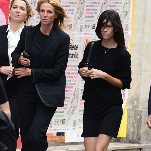 Sandrine Kiberlain et sa fille Suzanne Lindon - Arrivées des célébrités aux obsèques de Jane Birkin en l'église Saint-Roch à Paris. Le 24 juillet 2023 © Jacovides-KD Niko / Bestimage