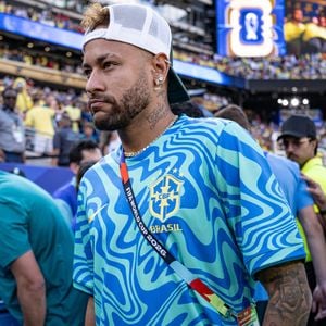 L'absence du numéro 10 est l'occasion idéale pour se plonger dans les coulisses de son immense musée privé installé à Santos.

13 juin 2026, East Rutherford (New Jersey, États-Unis) – Neymar, du Brésil, avant le match du groupe C de la Coupe du monde de la FIFA 2026 entre le Brésil et le Maroc au New York New Jersey Stadium, le 13 juin 2026.

(Crédit photo : © Riquelve Nata / Sport Press Photo via ZUMA Press / Bestimage)