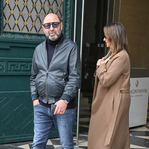 Kad Merad et Julia Vignali sortent de leur hôtel lors du 17e Festival Lumière à Lyon, en France, le 12 octobre 2025. Photo de Julien Reynaud/APS-Medias/ABACAPRESS.COM