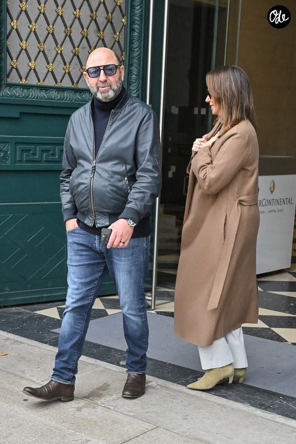Kad Merad et Julia Vignali sortent de leur hôtel lors du 17e Festival Lumière à Lyon, en France, le 12 octobre 2025. Photo de Julien Reynaud/APS-Medias/ABACAPRESS.COM
