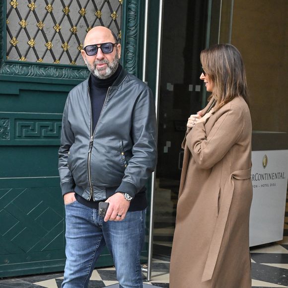 Kad Merad et Julia Vignali sortent de leur hôtel lors du 17e Festival Lumière à Lyon, en France, le 12 octobre 2025. Photo de Julien Reynaud/APS-Medias/ABACAPRESS.COM