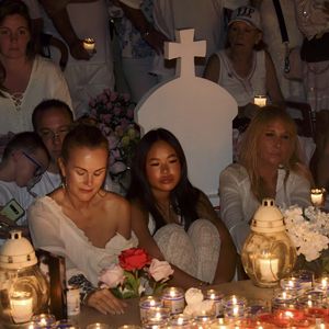 Exclusif - Laeticia Hallyday avec Joy, Carole Gruson (fondatrice du Ti St Barth) et les amis fidèles lors de la cérémonie pour la commémoration du 7ème anniversaire de la mort de Johnny Hallyday au cimetière de Lorient à Saint Barthélemy, Antilles françaises, France, le 5 décembre 2024. © Xavier Merchet-Thau/Bestimage