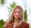 Ce drame d'Asghar Farhadi raconte l'histoire d'une romancière en quête d'inspiration qui espionne ses voisins.

Virginie Efira - Photocall du film "Histoires Parallèles" lors du 79ème Festival International du Film de Cannes, le 15 mai 2026.
© Jacovides/Moreau/Bestimage