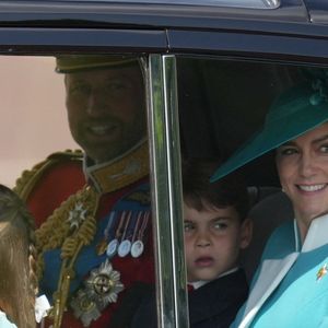 Pour faire honneur à son rôle de colonel, Kate a accessoirisé son habit avec la broche régimentaire.

La princesse Charlotte de Galles, Le prince William, prince de Galles, Le prince Louis de Galles, Catherine (Kate) Middleton, princesse de Galles - Les membres de la famille royale britannique arrivent à Buckingham Palace pour la cérémonie Trooping the Colour à Londres, le 14 juin 2025. Affecté par le crash du Boeing 787 Dreamliner à Ahmedabad du 12 juin, le souverain et les officiels porteront un brassard noir en hommage aux plus de 270 victimes. Bon nombre d'elles étaient des ressortissants britanniques.
© James Whatling / Bestimage