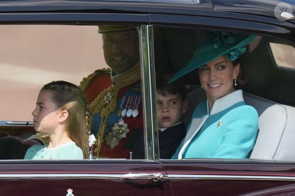 Pour faire honneur à son rôle de colonel, Kate a accessoirisé son habit avec la broche régimentaire.

La princesse Charlotte de Galles, Le prince William, prince de Galles, Le prince Louis de Galles, Catherine (Kate) Middleton, princesse de Galles - Les membres de la famille royale britannique arrivent à Buckingham Palace pour la cérémonie Trooping the Colour à Londres, le 14 juin 2025. Affecté par le crash du Boeing 787 Dreamliner à Ahmedabad du 12 juin, le souverain et les officiels porteront un brassard noir en hommage aux plus de 270 victimes. Bon nombre d'elles étaient des ressortissants britanniques.
© James Whatling / Bestimage