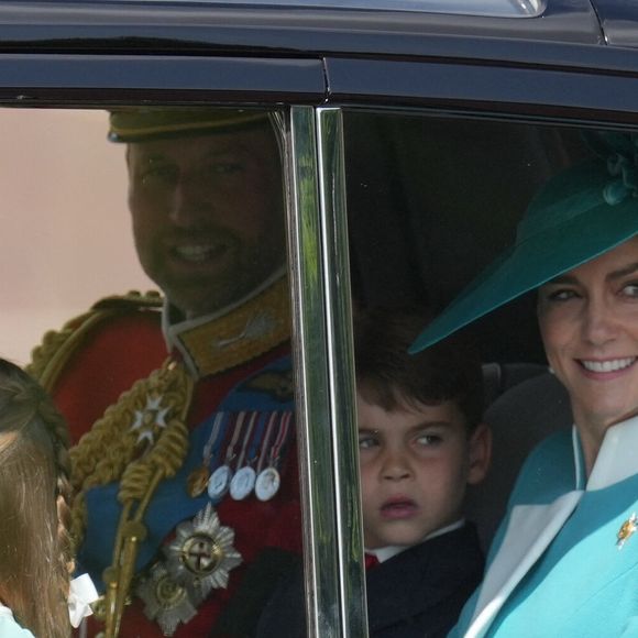 Pour faire honneur à son rôle de colonel, Kate a accessoirisé son habit avec la broche régimentaire.

La princesse Charlotte de Galles, Le prince William, prince de Galles, Le prince Louis de Galles, Catherine (Kate) Middleton, princesse de Galles - Les membres de la famille royale britannique arrivent à Buckingham Palace pour la cérémonie Trooping the Colour à Londres, le 14 juin 2025. Affecté par le crash du Boeing 787 Dreamliner à Ahmedabad du 12 juin, le souverain et les officiels porteront un brassard noir en hommage aux plus de 270 victimes. Bon nombre d'elles étaient des ressortissants britanniques.
© James Whatling / Bestimage