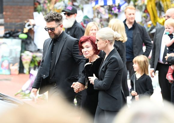 La famille d'Ozzy Osbourne à ses obsèques célébrées à Birmingham le 30 juillet 2025. © Backgrid UK/ Bestimage