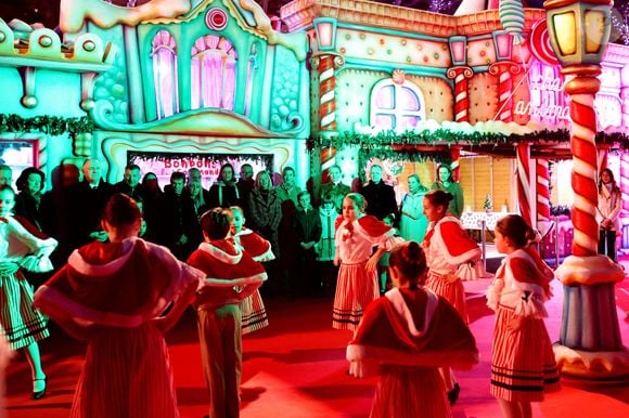 La princesse Charlene de Monaco avec ses enfants, le prince héréditaire Jacques et la princesse Gabriella, a Inauguré le traditionnel Marché de Noël de Monaco, le 6 décembre 2024. Ils étaient accompagné par le nouveau ministre d'Etat de la Principauté © JC VINAJ / Pool Monaco / Bestimage